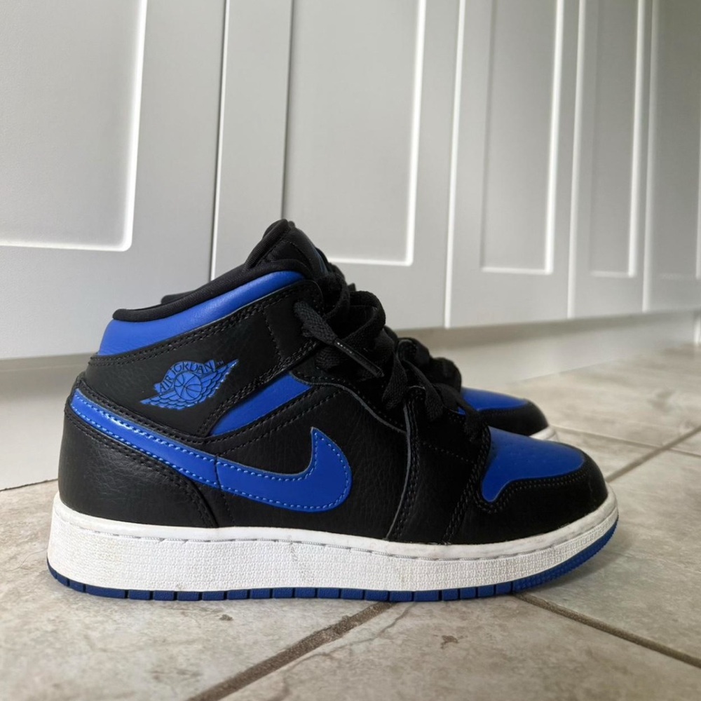 jordan 1 mid hyper royal